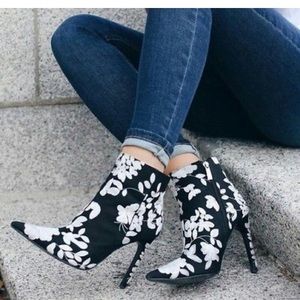 🔥🔥Zara Floral Embroidered boots.